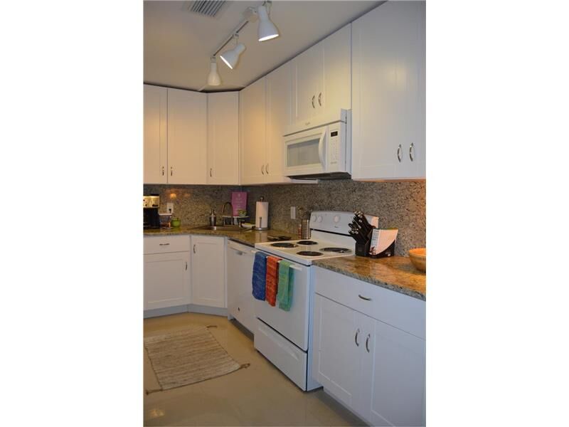 Property Photo:  1215 NE 6th St  FL 33304 
