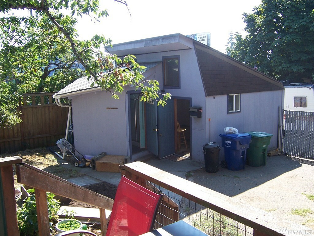 Property Photo:  947 N 78th St  WA 98103 