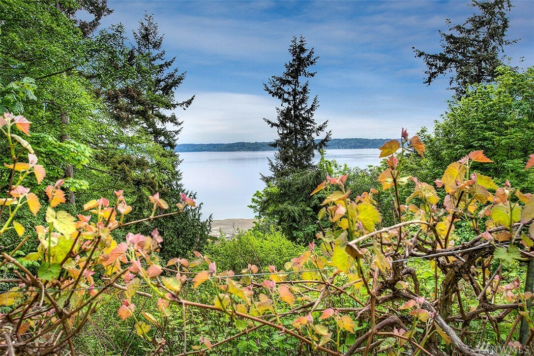 Property Photo:  11637 30th Ave SW  WA 98146 