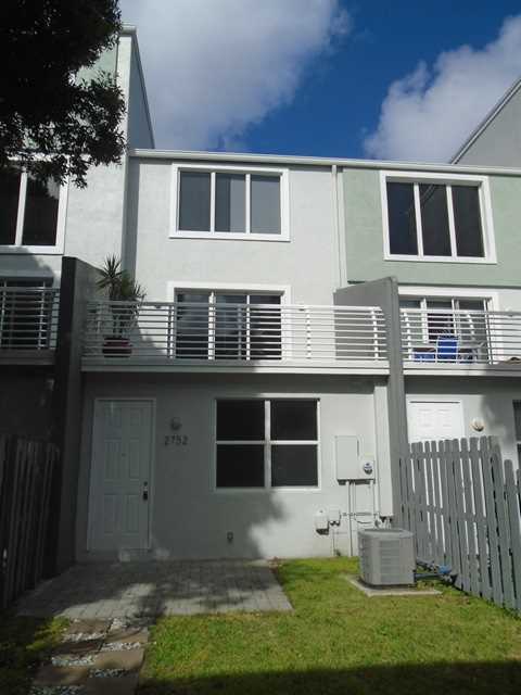 Property Photo: 2752 NE 8 Av 15 FL 33334