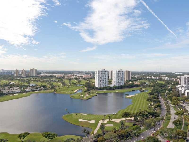 Property Photo: 20281 E Country Club Dr Tw5 FL 33180