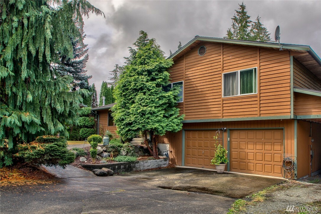 Property Photo:  109 N 38th Place  WA 98273 