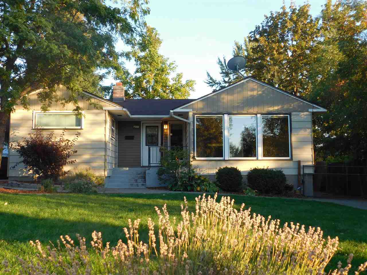 Property Photo: 3307 W Queen Pl WA 99205