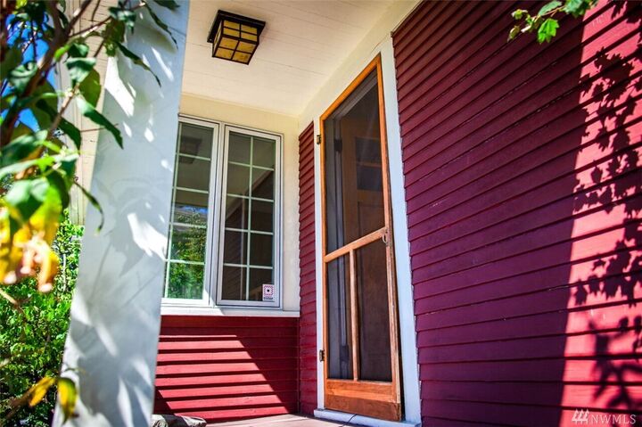 Property Photo:  2712 S Elmwood Place  WA 98144 