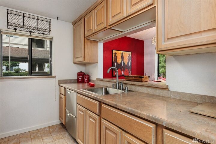 Property Photo:  220 NE Dogwood St B101  WA 98027 