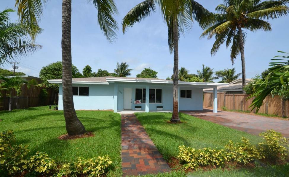 Property Photo: 928 SE 3rd Avenue FL 33483
