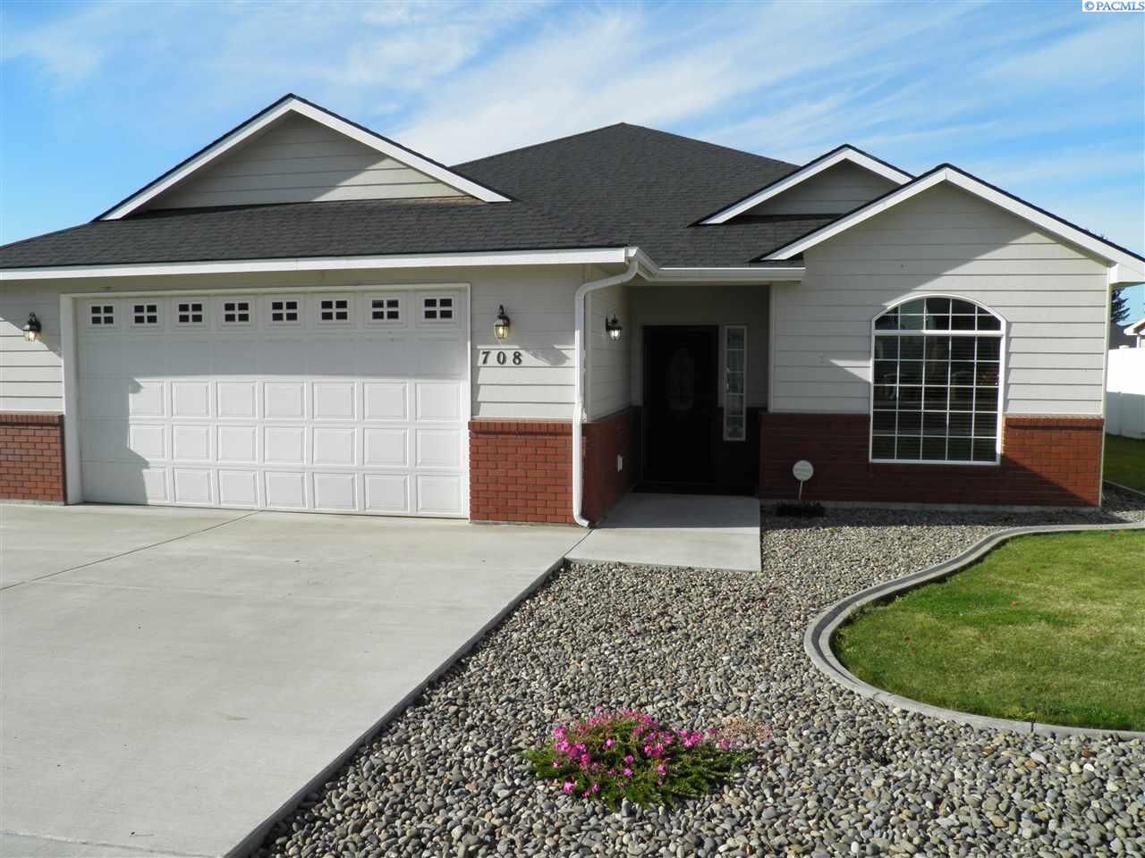 Property Photo:  708 Broadway  WA 98930 