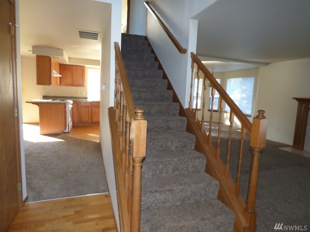 Property Photo: 5501 Lakeland Hills Wy SE WA 98092