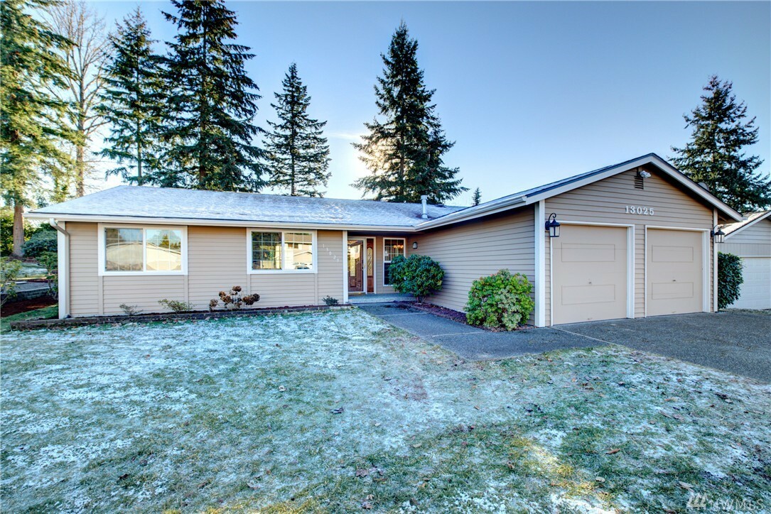 Property Photo:  13025 SE 164th St  WA 98058 