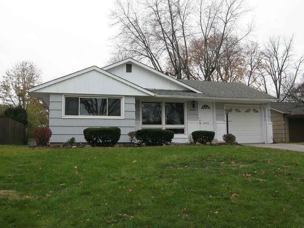 Property Photo: 2069 Ridgecliff Road OH 43221