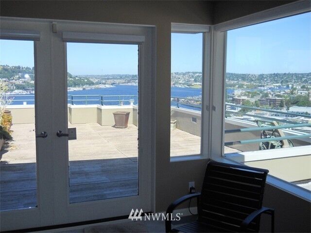 Property Photo: 1202 Lakeview Boulevard E 8 WA 98102