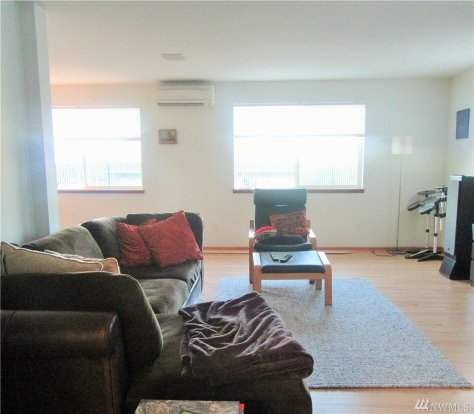 Property Photo: 1010 N 33rd St WA 98056