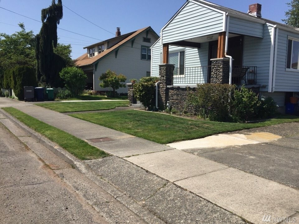 Property Photo:  119 7th St SE  WA 98002 