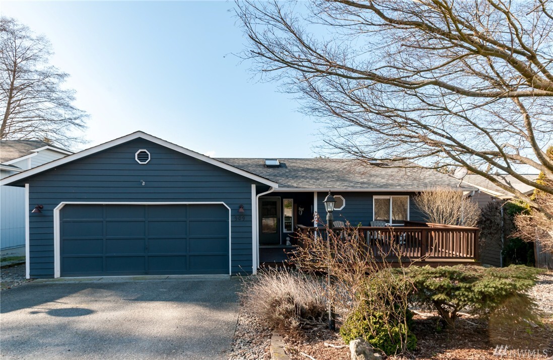 Property Photo:  909 Vicky Place  WA 98282 