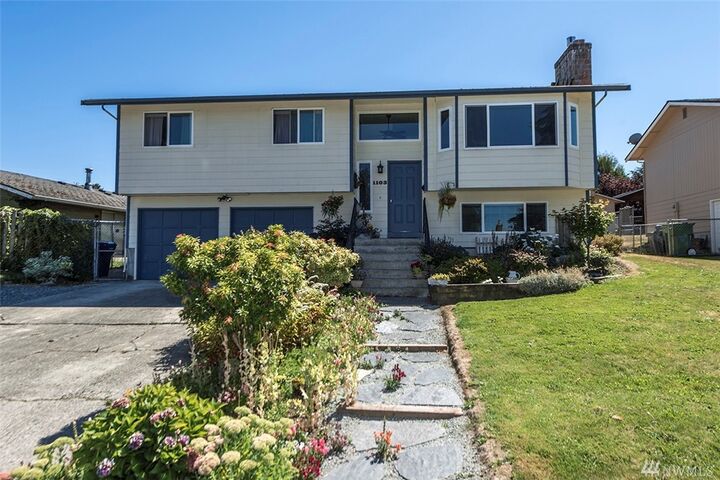Property Photo:  1103 38th St  WA 98221 