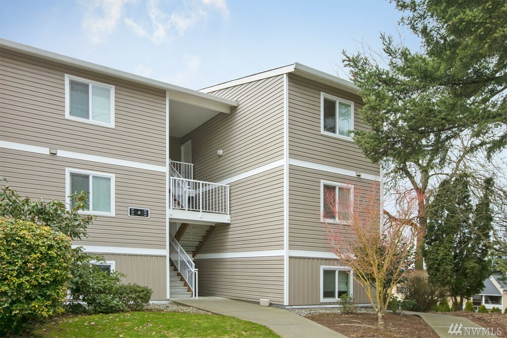 Property Photo:  12429 NE 130th Ct G301  WA 98034 