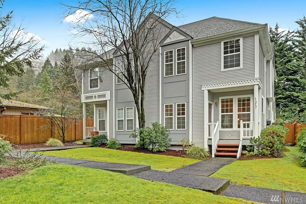 Property Photo:  575 NE Alder St B  WA 98027 