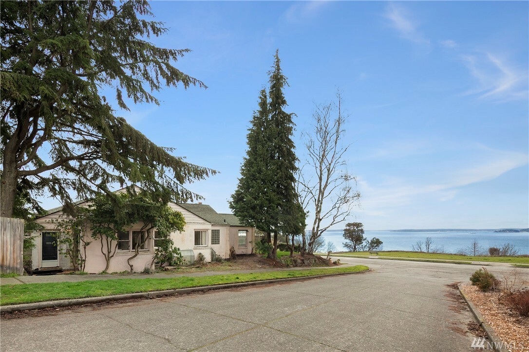 Property Photo:  2524 Magnolia Blvd W  WA 98199 