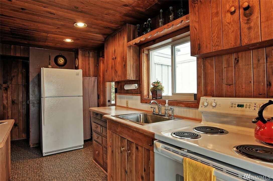 Property Photo:  228 Priest Point Dr NE  WA 98271 