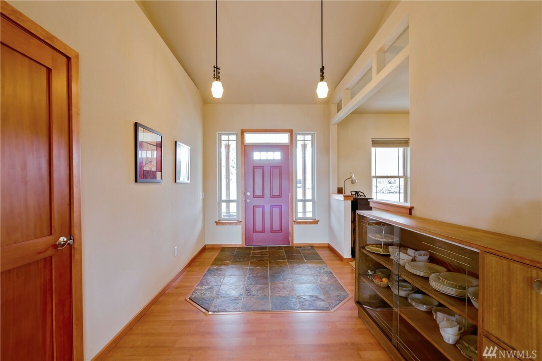 Property Photo: 105 N Mount Stuart Ave WA 98926