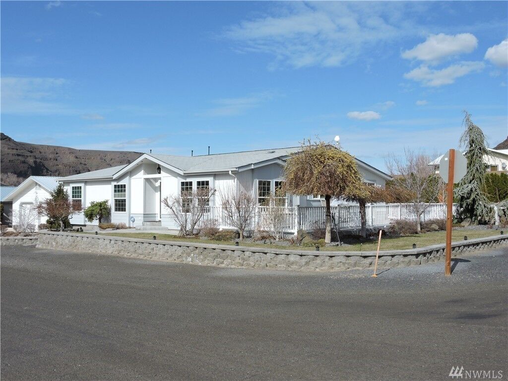 Property Photo: 586 Hunter Ave SW WA 98848