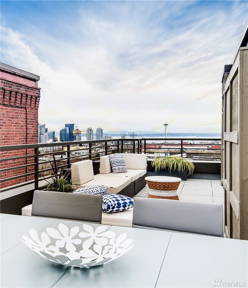 Property Photo:  427 13th Ave E A  WA 98102 