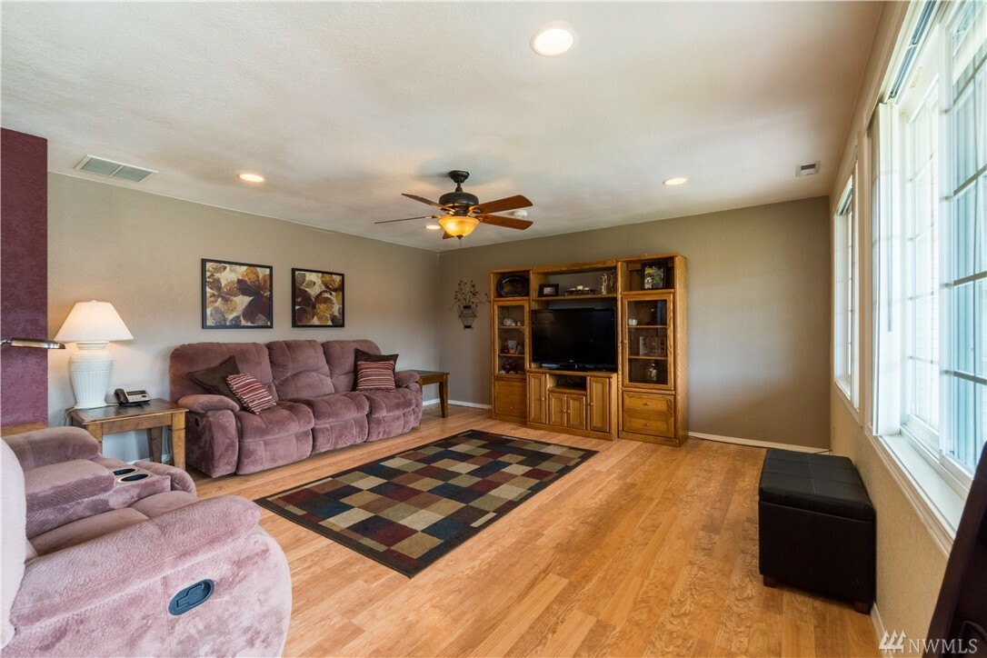 Property Photo: 635 N Bradley St WA 98816