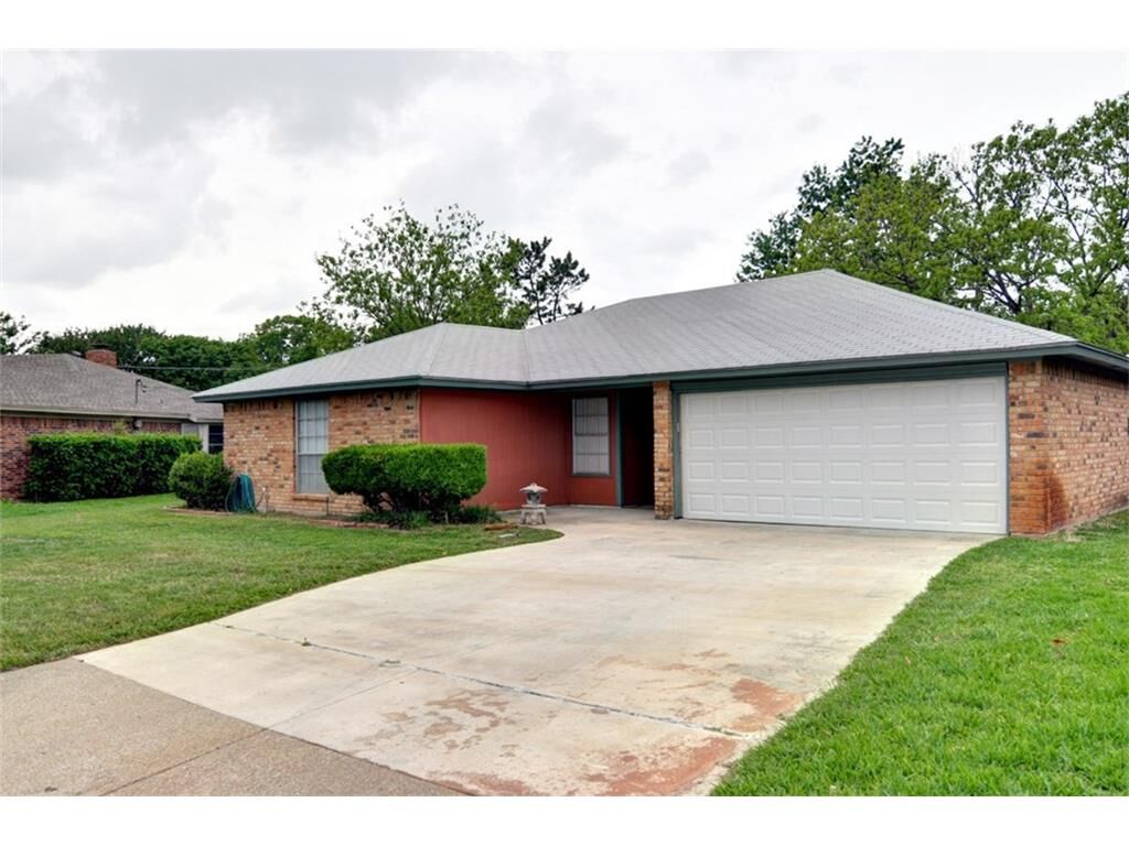 Property Photo: 1911 Dartmouth Court TX 76015