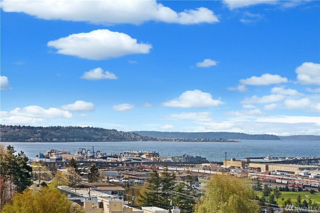 Property Photo: 3021 13th Ave W WA 98119