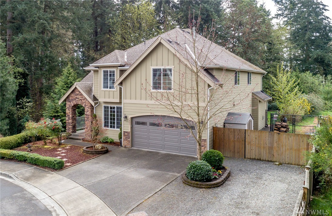 Property Photo:  1801 Queen Place NE  WA 98056 