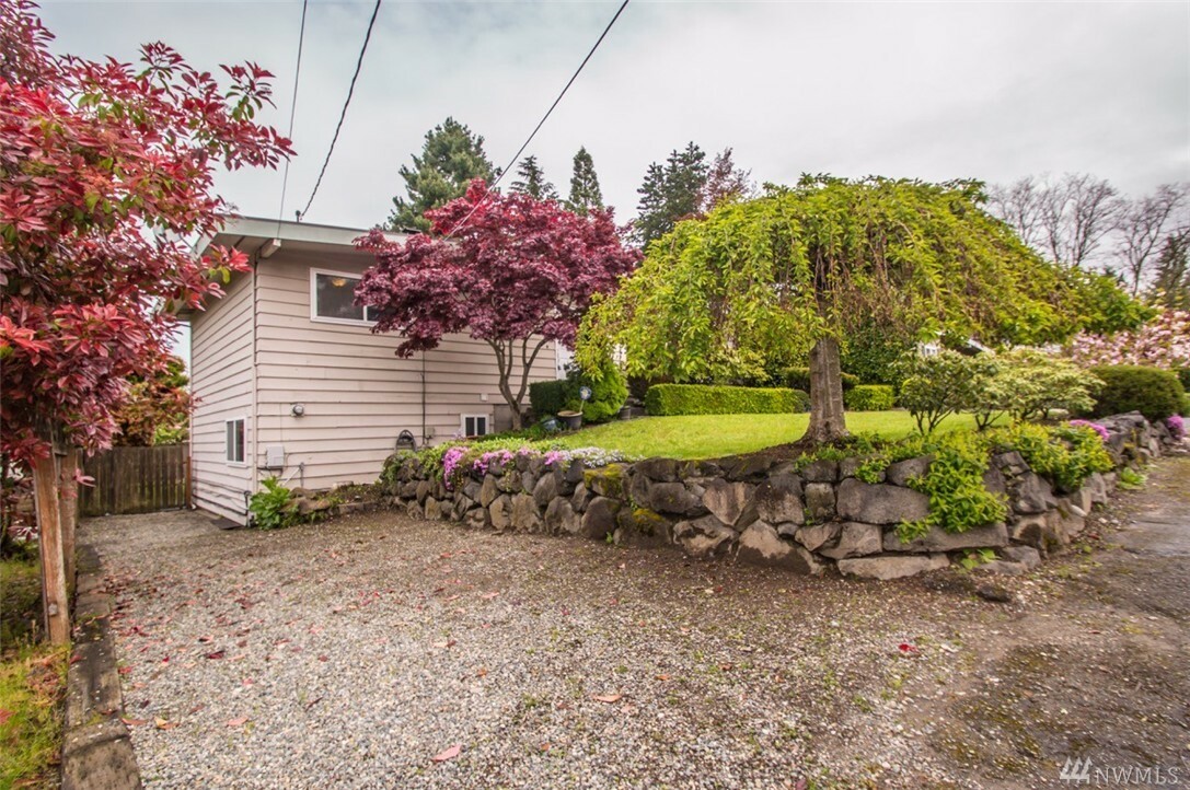 Property Photo:  220 SW 184th  WA 98166 