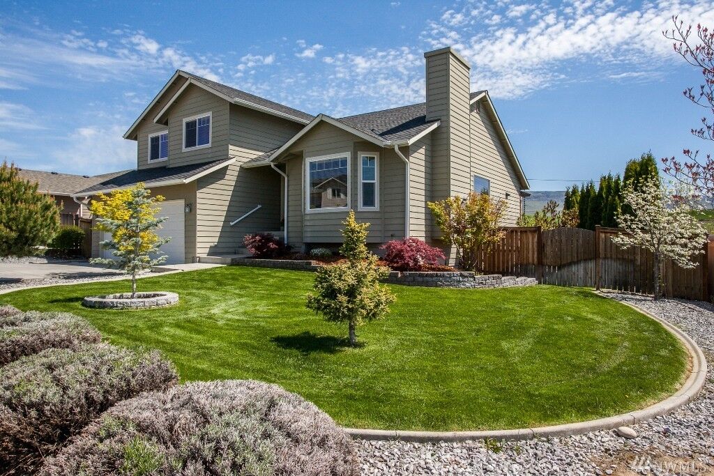 Property Photo:  2516 Harvester Loop Rd  WA 98802 