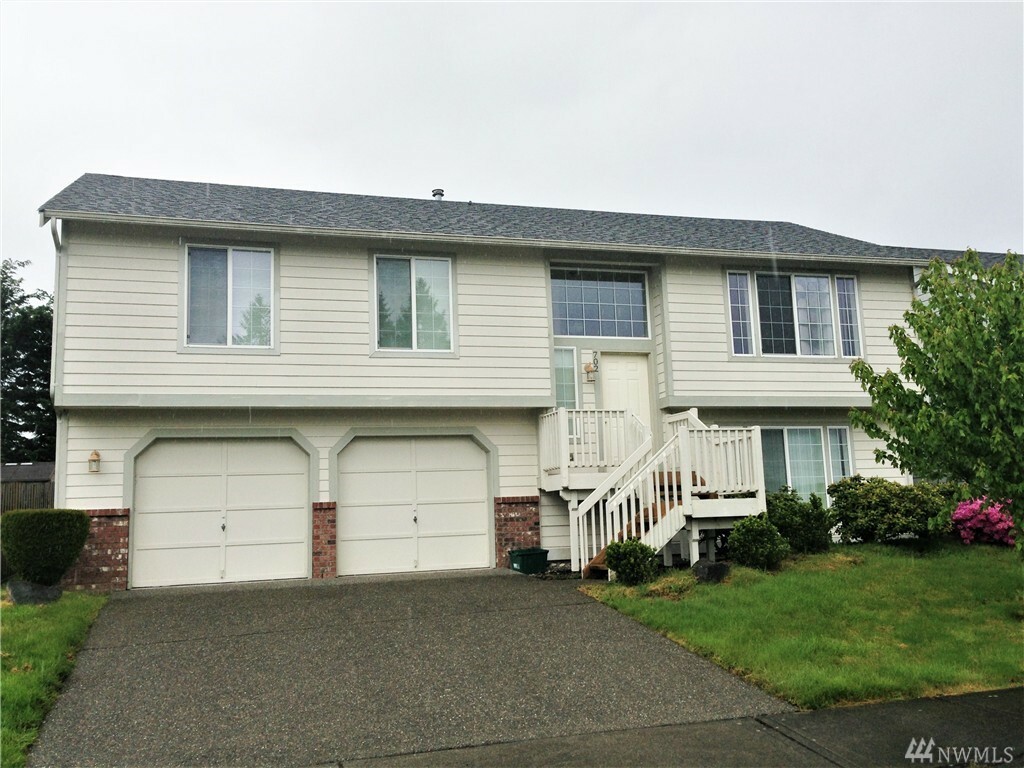 Property Photo:  702 NW 3rd Ct  WA 98057 