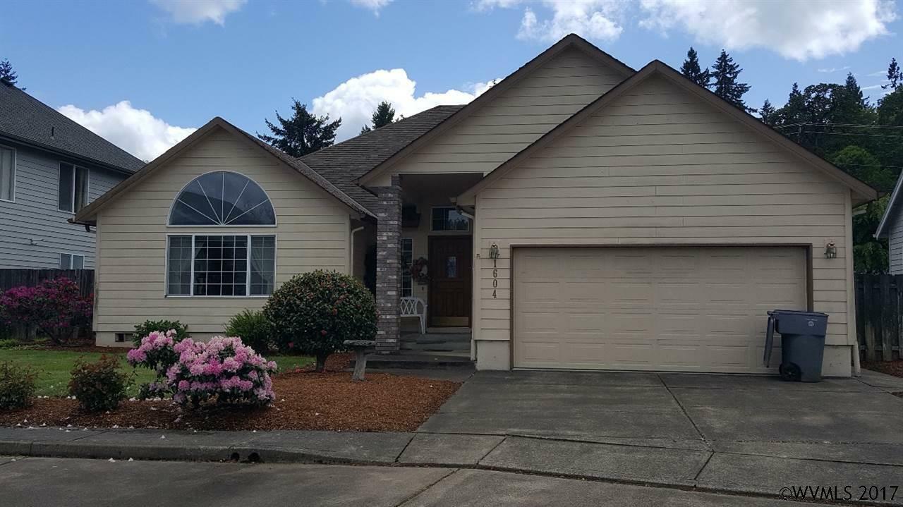 Property Photo: 1604 SW Country Club Pl OR 97333-1418
