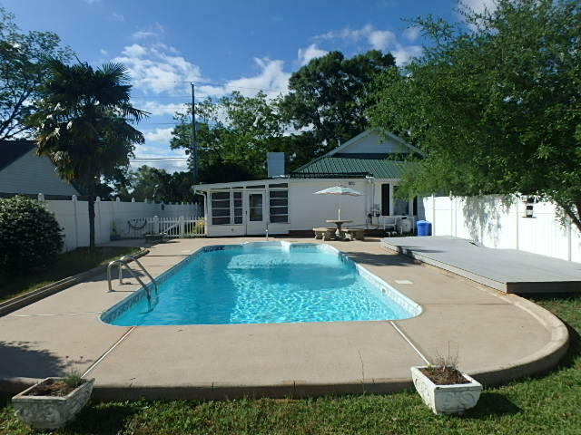 Property Photo:  104 Pointer Lane  FL 32536 