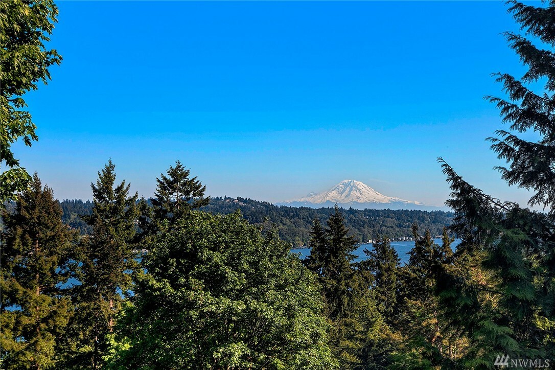 Property Photo:  4290 Shoreclub Dr  WA 98040 