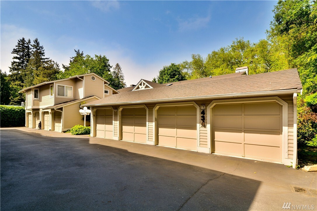 Property Photo:  434 3rd Ave S C-202  WA 98020 