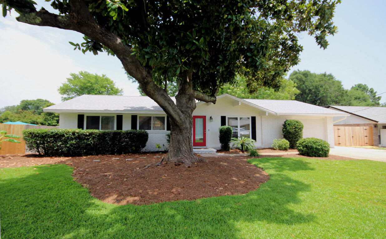 Property Photo: 306 Seagull Lane FL 32541