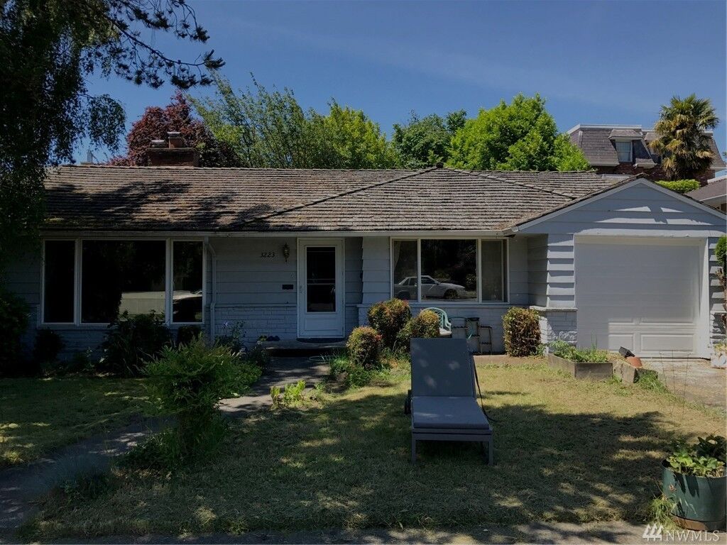 Property Photo: 3223 44th Ave W WA 98199