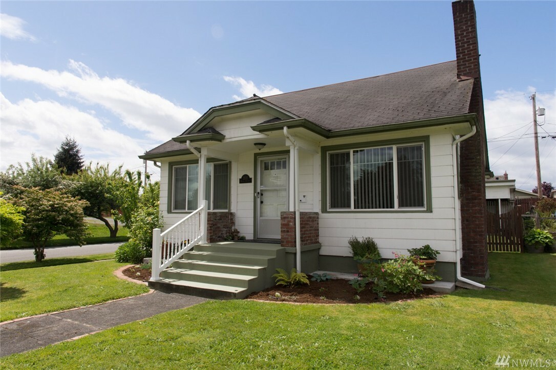 Property Photo:  2132 Baker Ave  WA 98201 