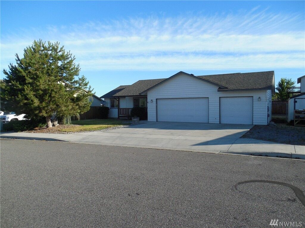 Property Photo:  1899 3rd SE  WA 98802