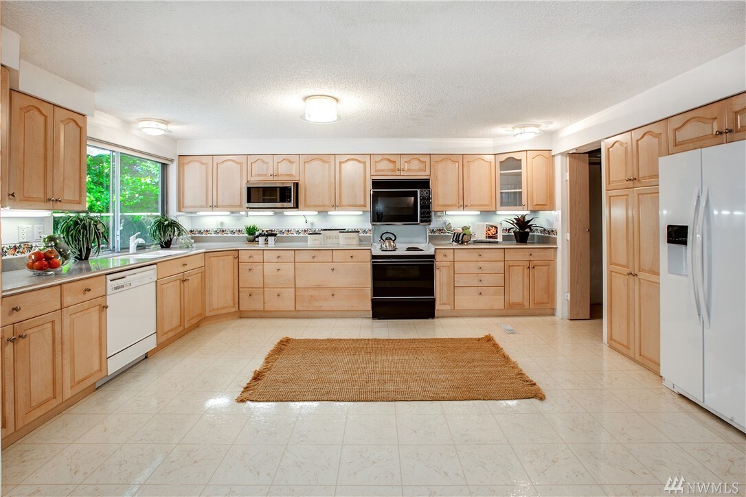 Property Photo: 16857 NE 24th Place WA 98008
