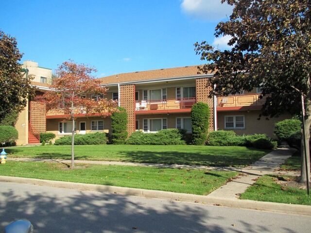 Property Photo: 33 N Clifton Avenue 204 IL 60068