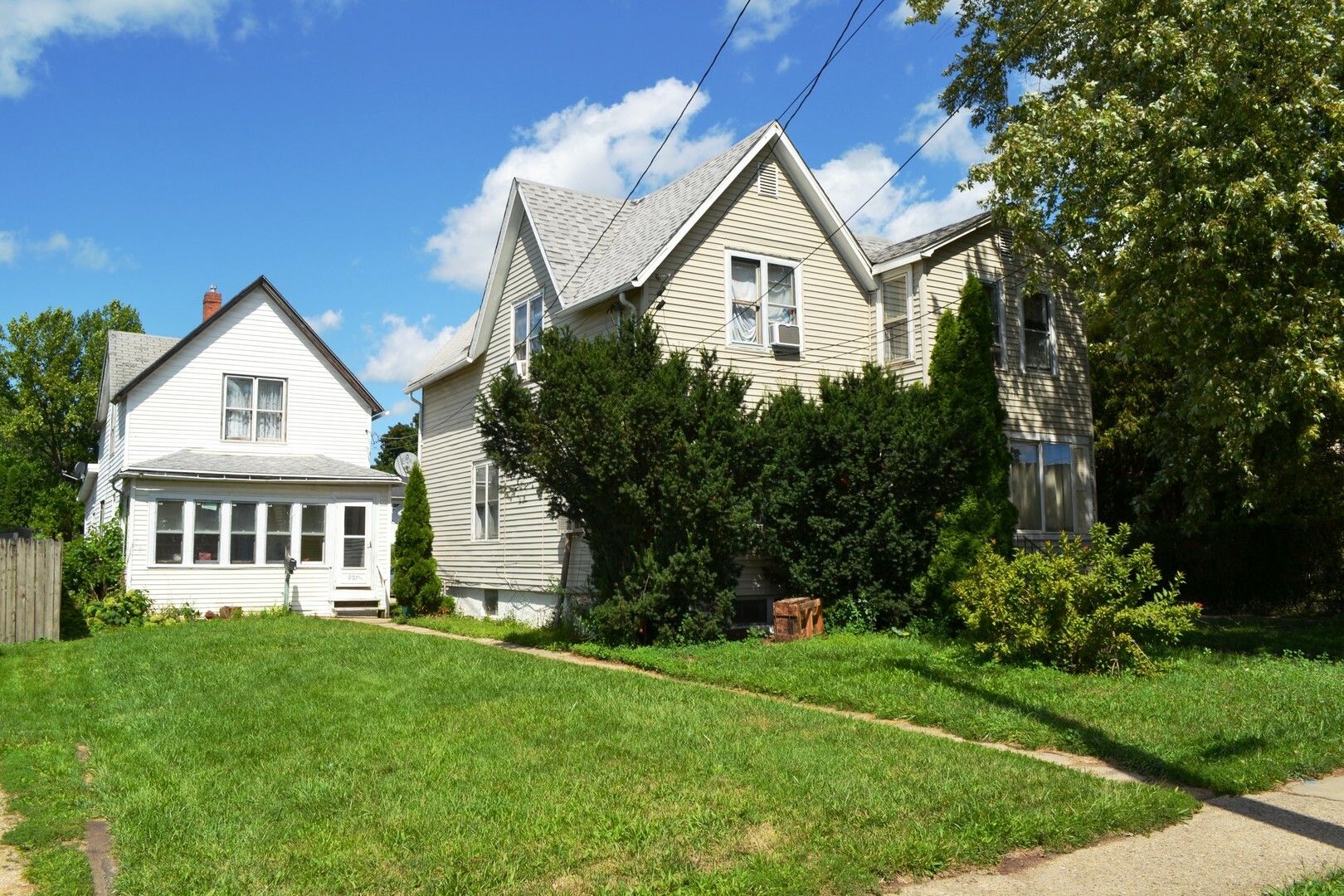 Property Photo:  907 Oak Street  IL 60115 