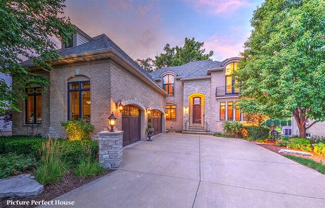 Property Photo:  425 W Franklin Avenue  IL 60540 