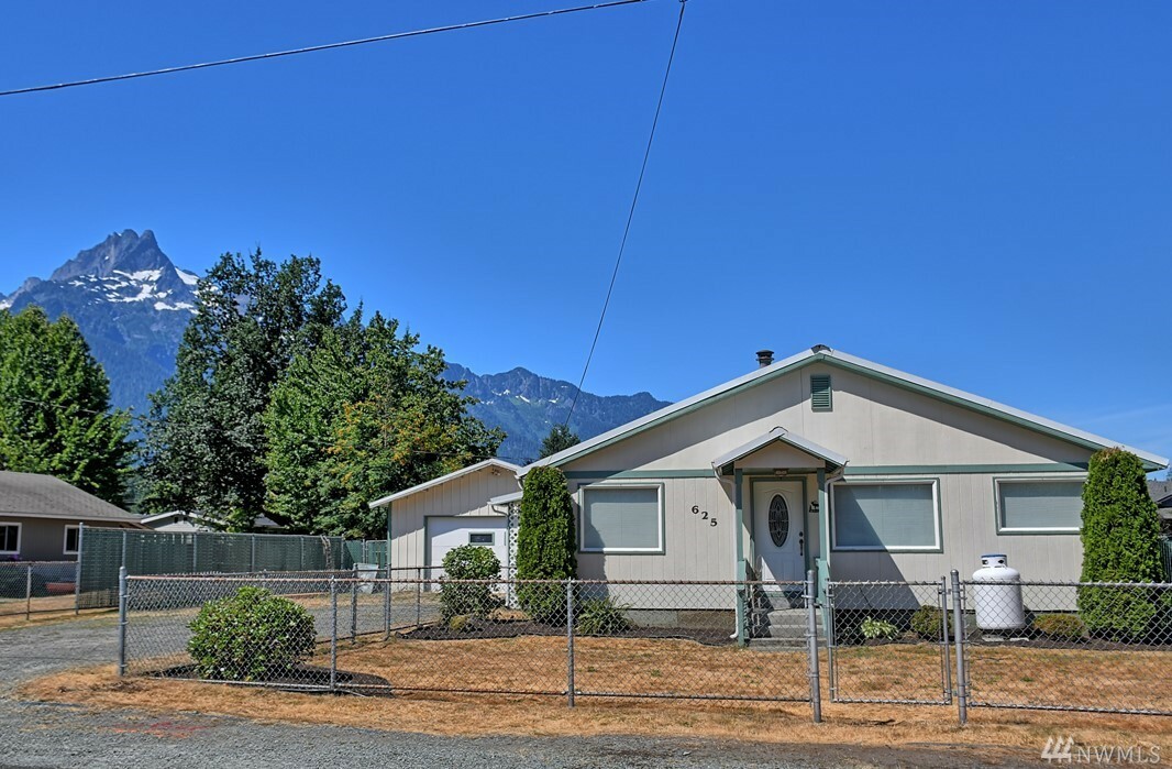 Property Photo:  625 S Emens Ave  WA 98241 