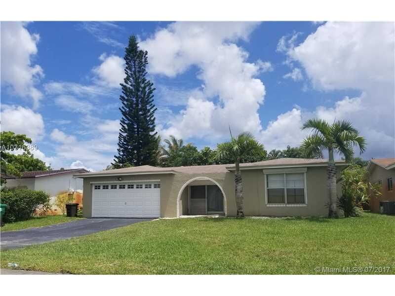 Property Photo:  8425 Southampton Dr 8425  FL 33025 