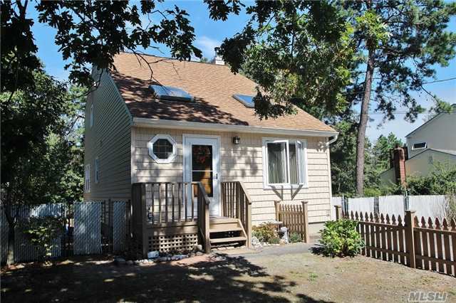 Property Photo:  11 Pawnee Avenue  NY 11950 