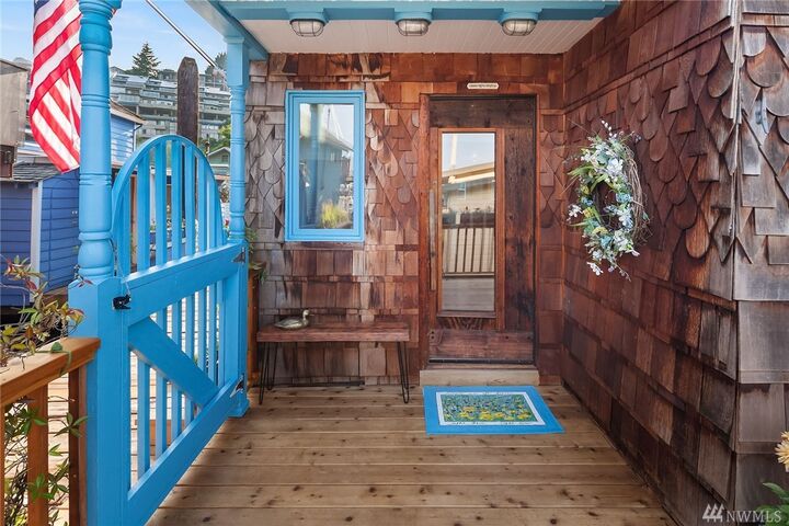 Property Photo:  2420 Westlake Ave N 13  WA 98109 