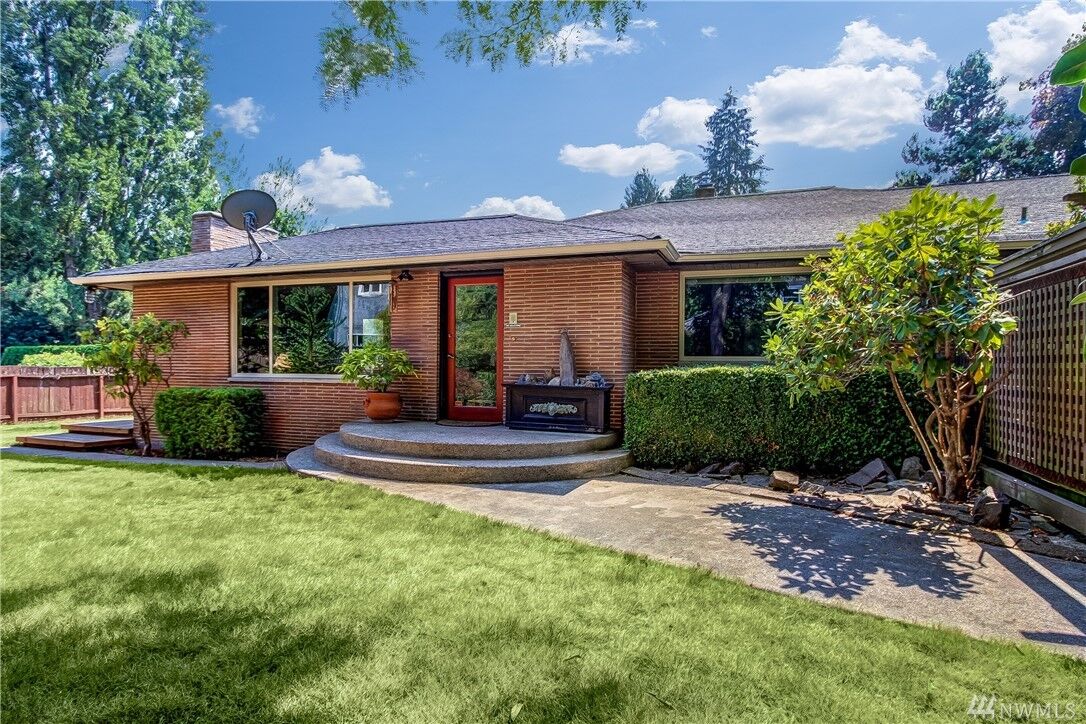 Property Photo:  11524 Meridian Ave N  WA 98133 